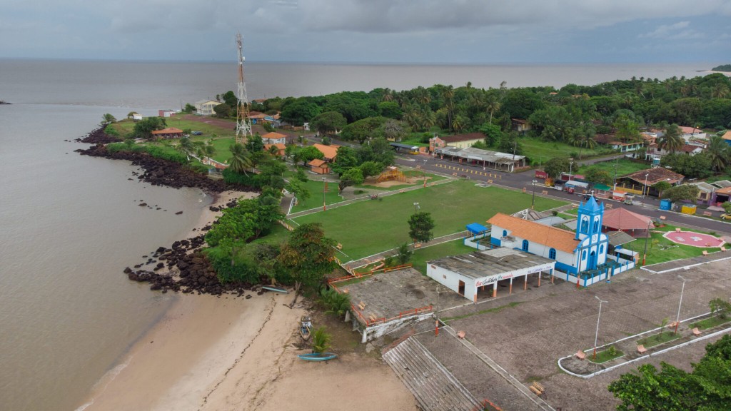 Vista aérea da orla e do município na Ilha de Marajó